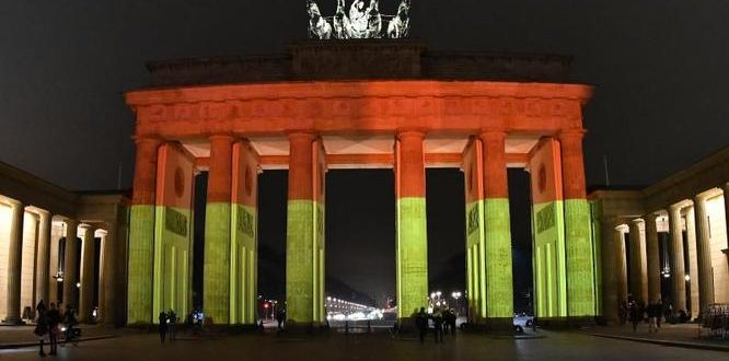 Das Brandenburger Tor leuchtet am 20.12.2016 nach dem Anschlag auf dem Weihnachtsmarkt. Foto: Paul Zinken